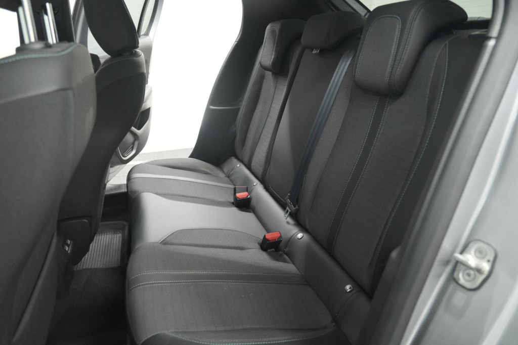 Peugeot 208 puretech 100 eat8 allure pack | camera | apple carplay | parkee