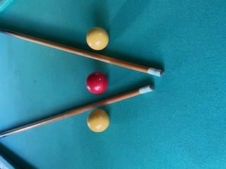 Tafelbiljart met 2x biljartkeu en 3 ballen