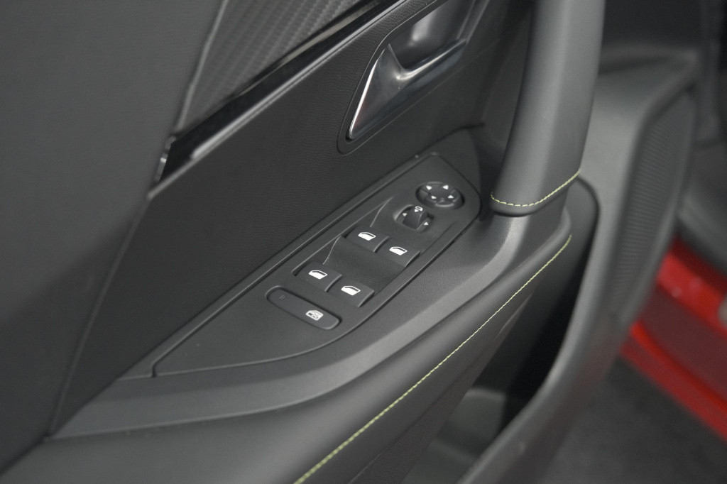 Peugeot 2008 puretech 130 eat8 gt | 360 camera | stoelmassage | adaptieve c