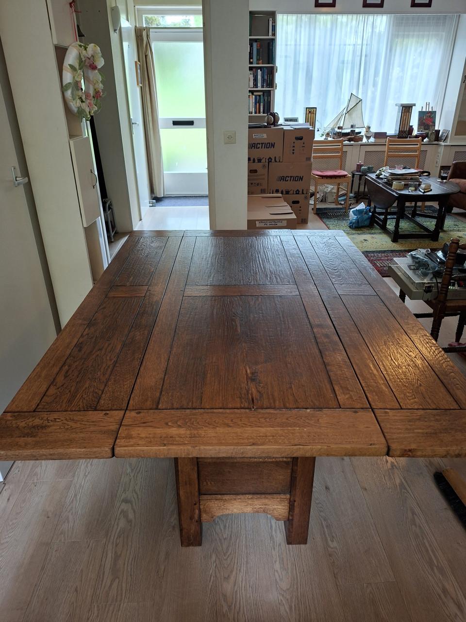 GERESERVEERD Eikenhouten eettafel
