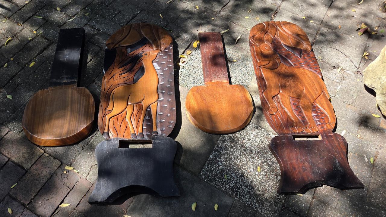 Houten stoelen met sculpturen - Uniek!