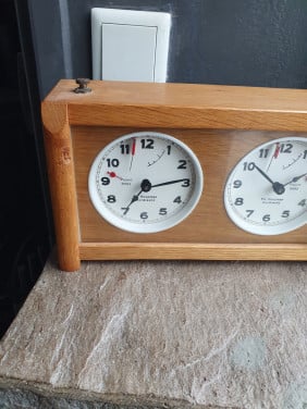 Prachtige werkende jaren 60 houten schaakklok Koopman Dordrecht