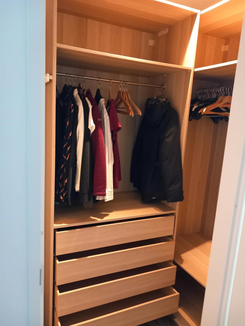 Walk in closet van Ikea ,zie foto.