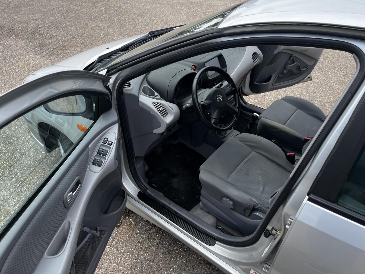 Nissan Almera Tino