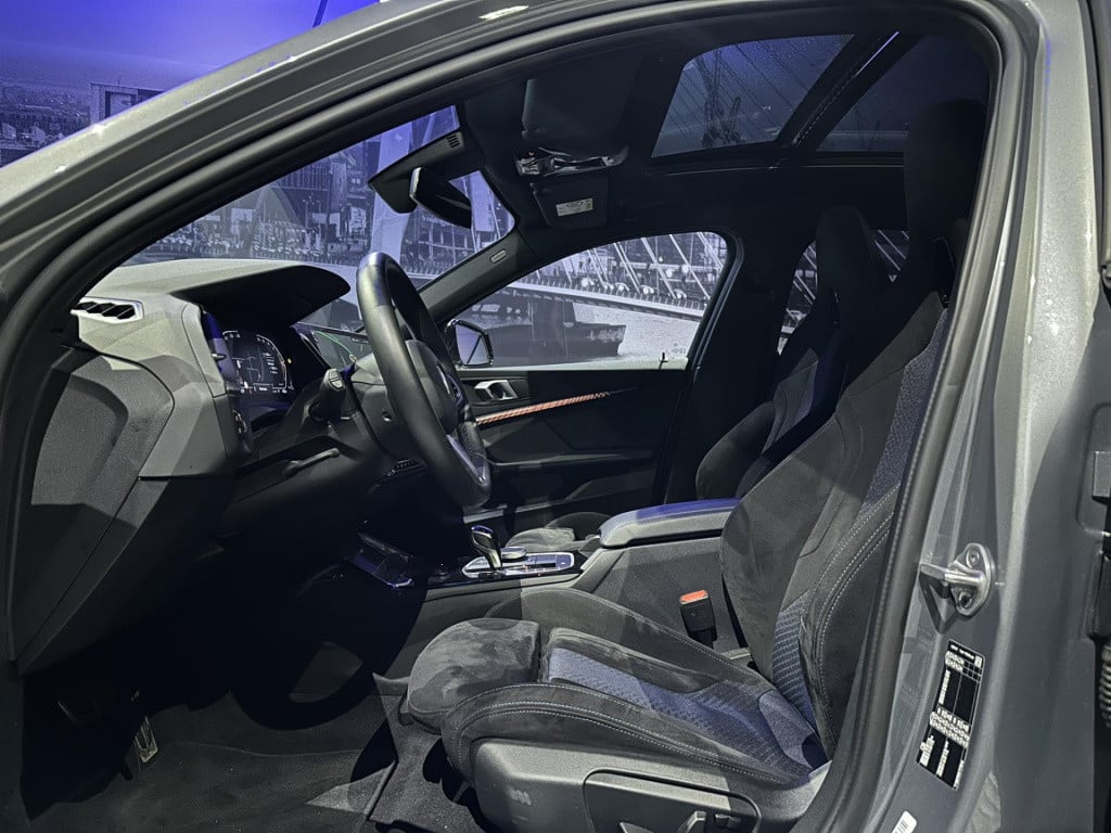 BMW 1 Serie 118i high executive *m-pack*pano*harmankardon*m-technic stoelen