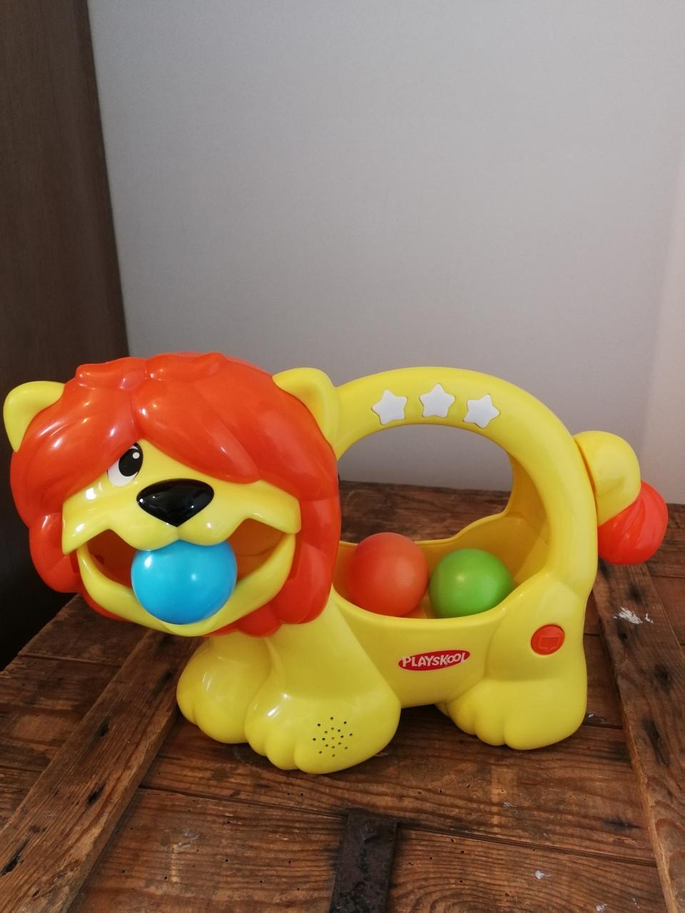 Ballenetende leeuw met geluid