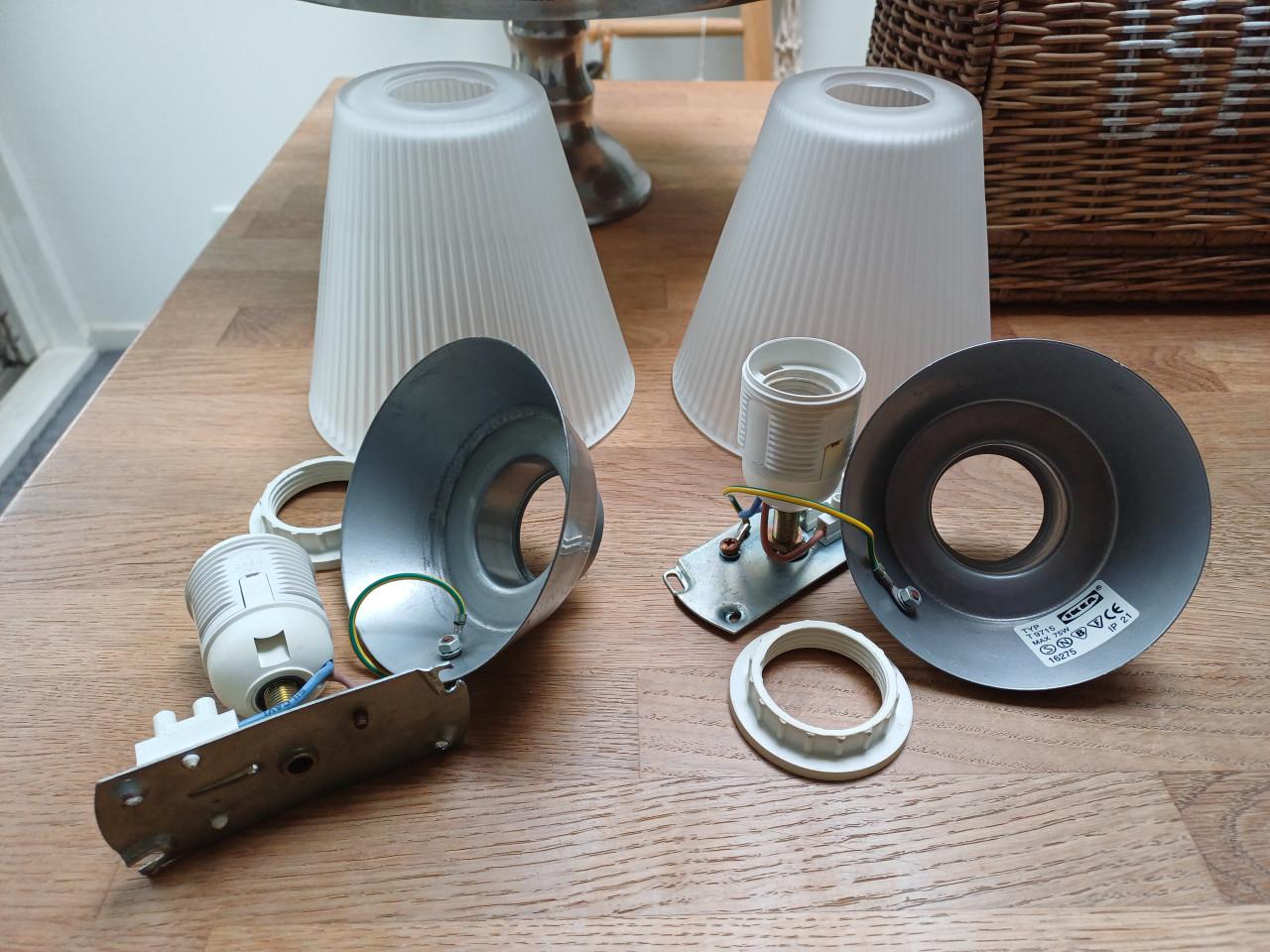 Twee Ikea (plafond)lampen met (geribbeld) wit, glazen kap