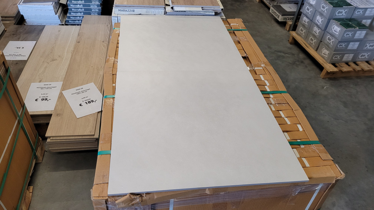 3030-86 ca 48 m²  grijze betonlook tegels, 60x60, nu per m²
