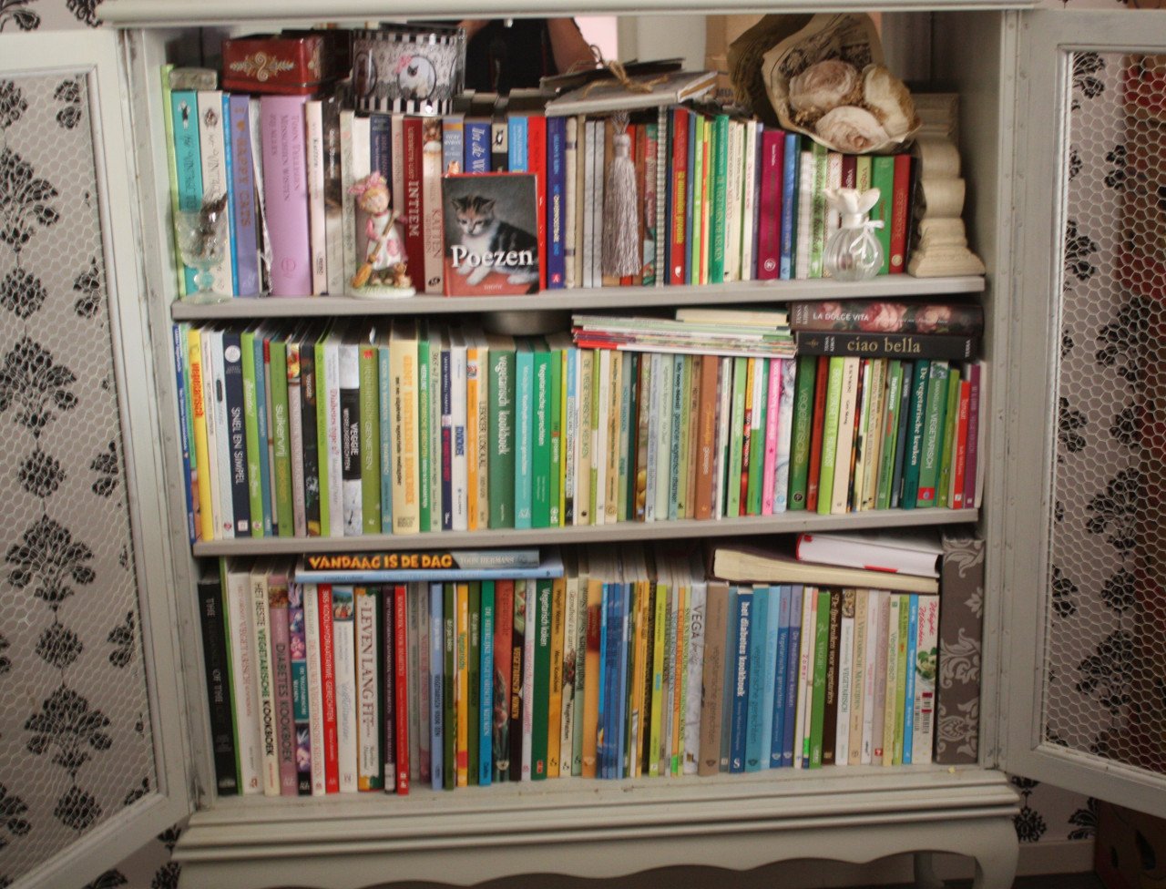 Mooie grijze brocante servies/boekenkast