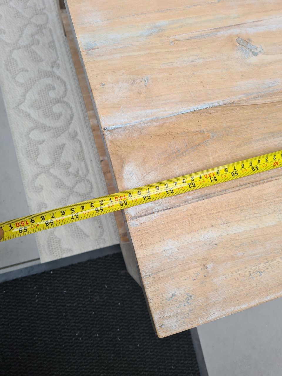 Mooie zware tafel van goede kwaliteit.