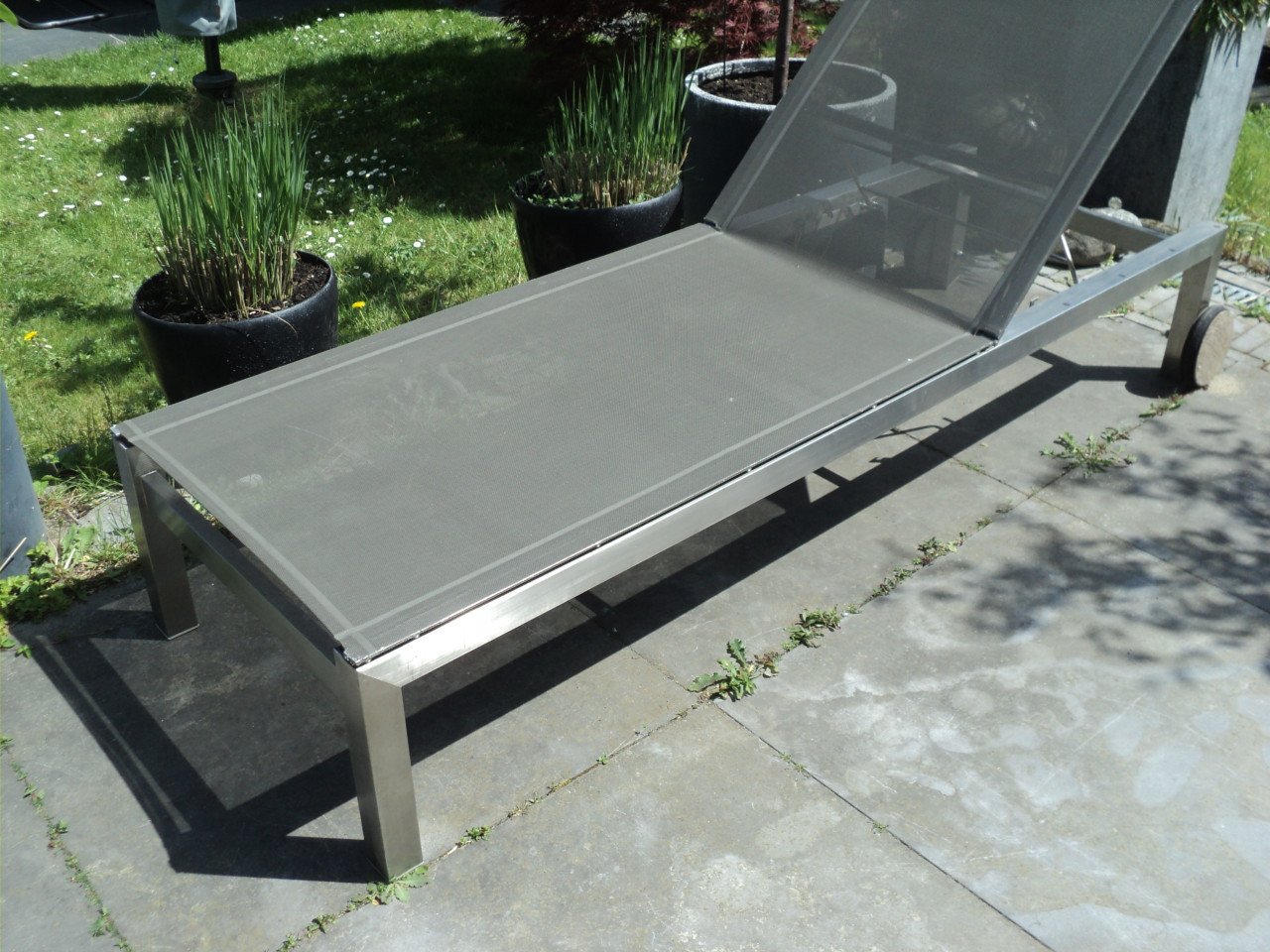 Heel mooi RVS ligbed met nieuw antraciet kussen