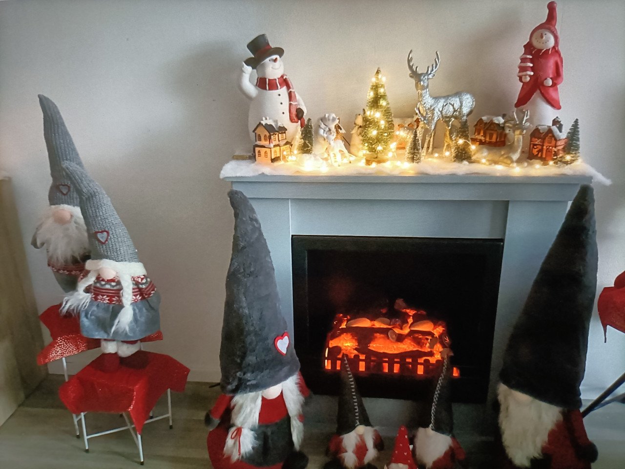 Sfeerhaard met schouw, elektrisch. Geeft geen warmte, wel leuk sfeerlicht.