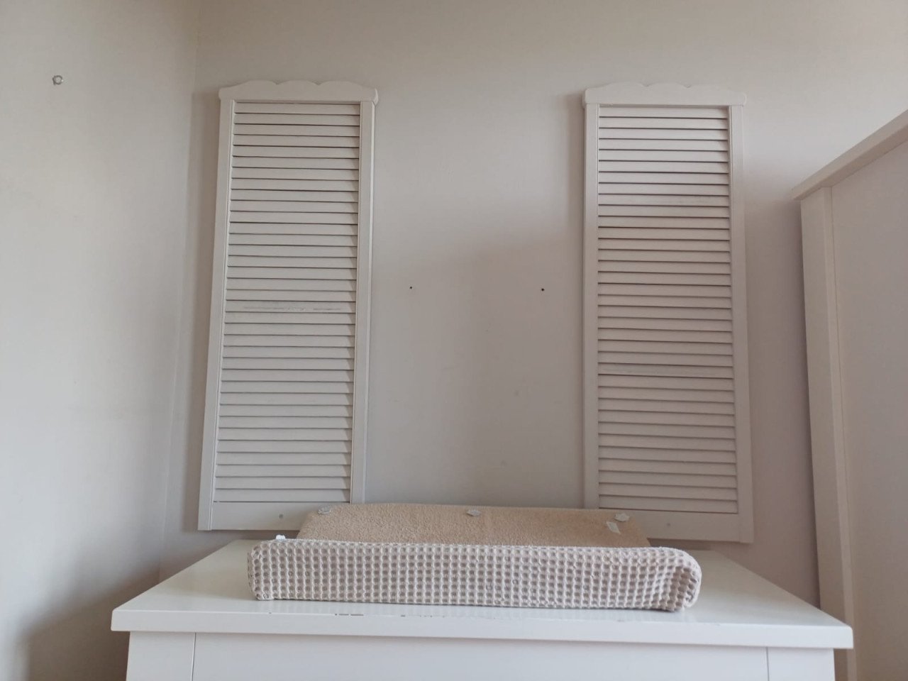 Kinderkamer (commode, ledikant en kast)