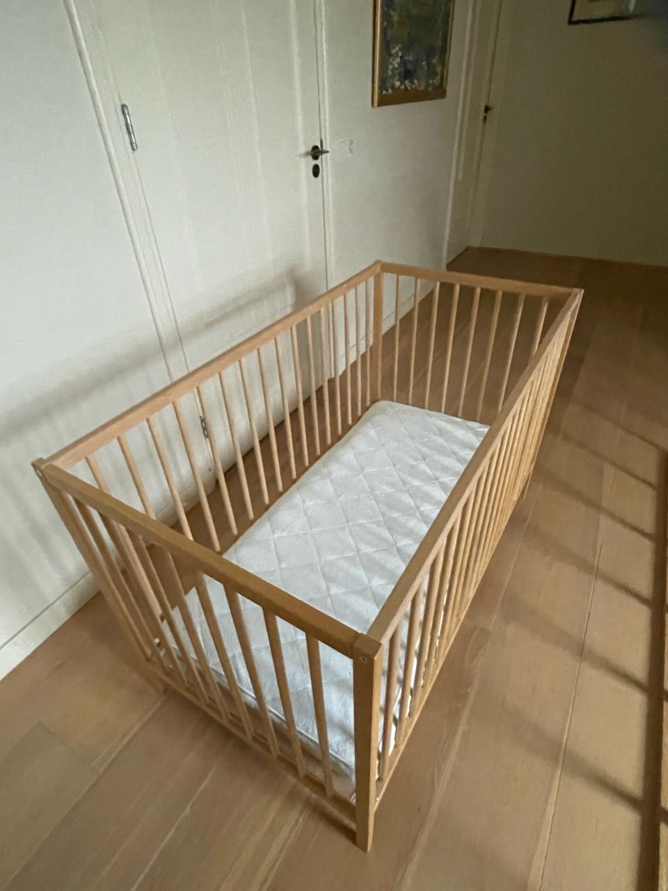 Babybedje met bijpassend schoon matrasje.