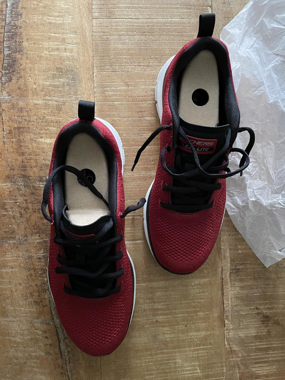 Nieuwe rode skechers