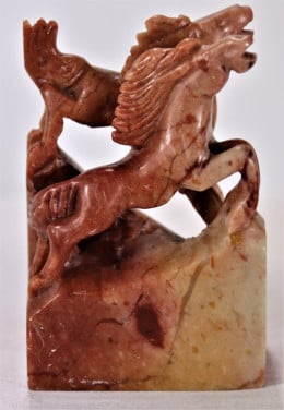 Beeld van handgesneden  Paarden. ( speksteen)