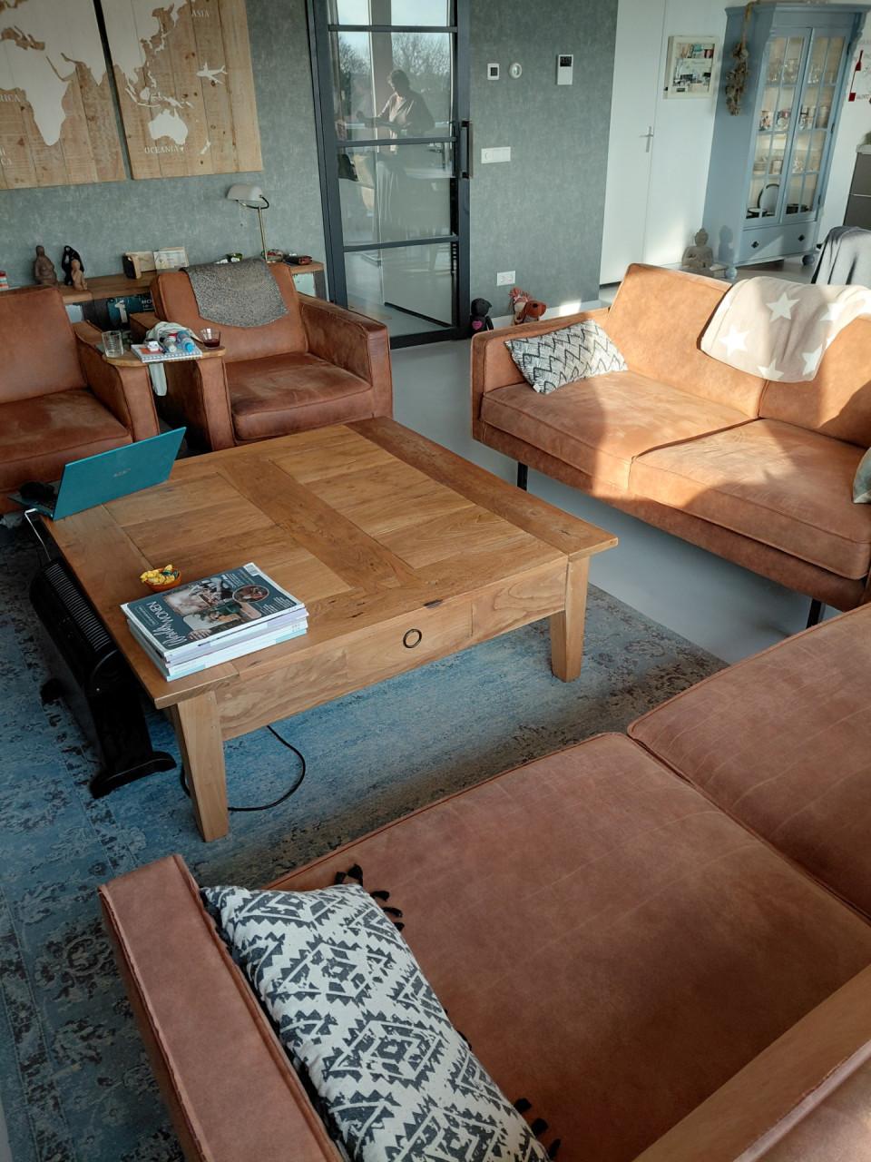 Gratis Industrieel 2st. 2,5 bankstel incl, bijpassende stoelen  salontafel.