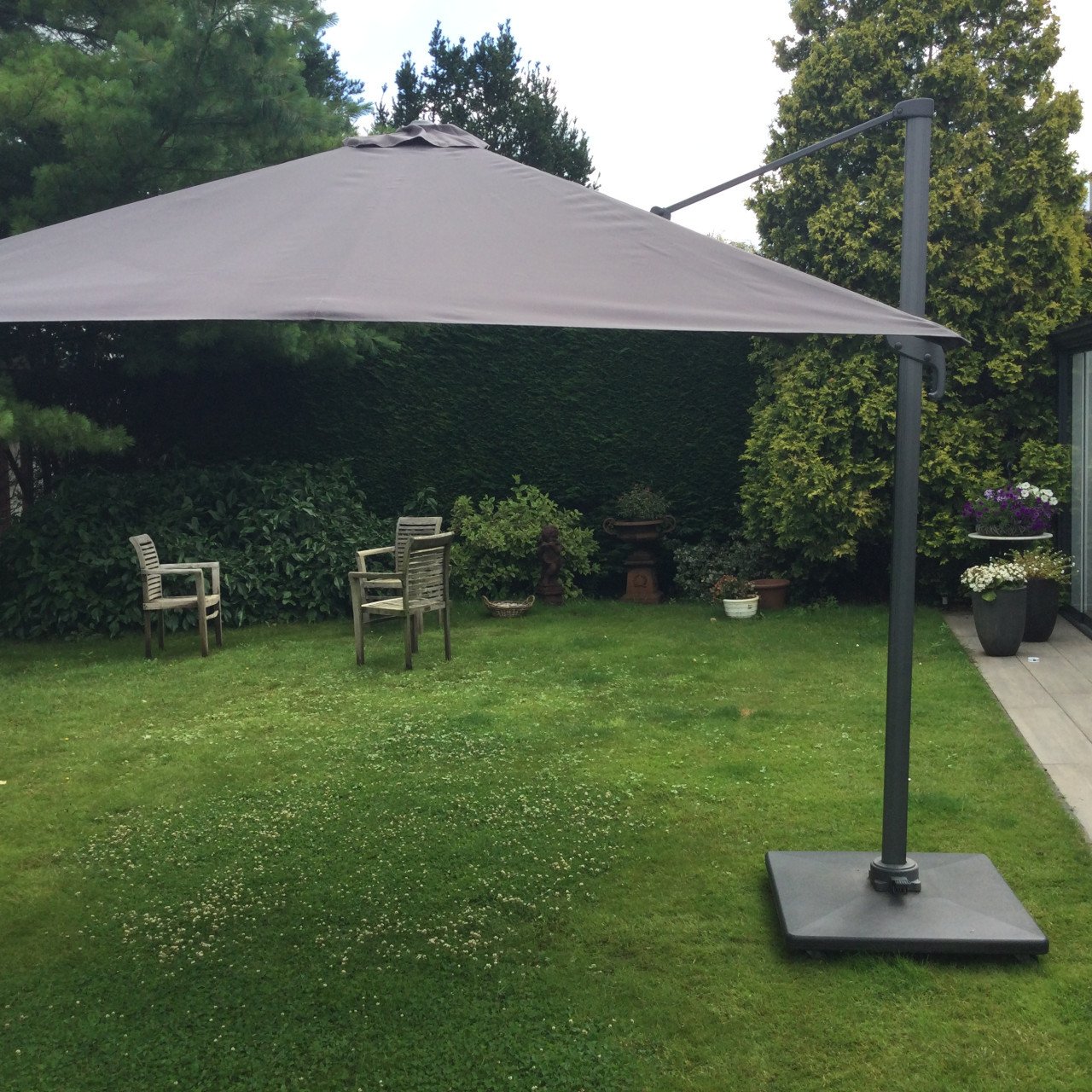 Grote zwenkparasol / 350 c.m.donkergrijs.