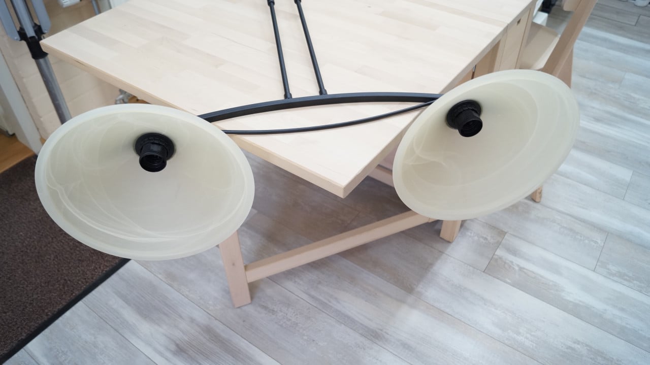 Zwart metalen hanglamp met 2 melkglazen kappen.