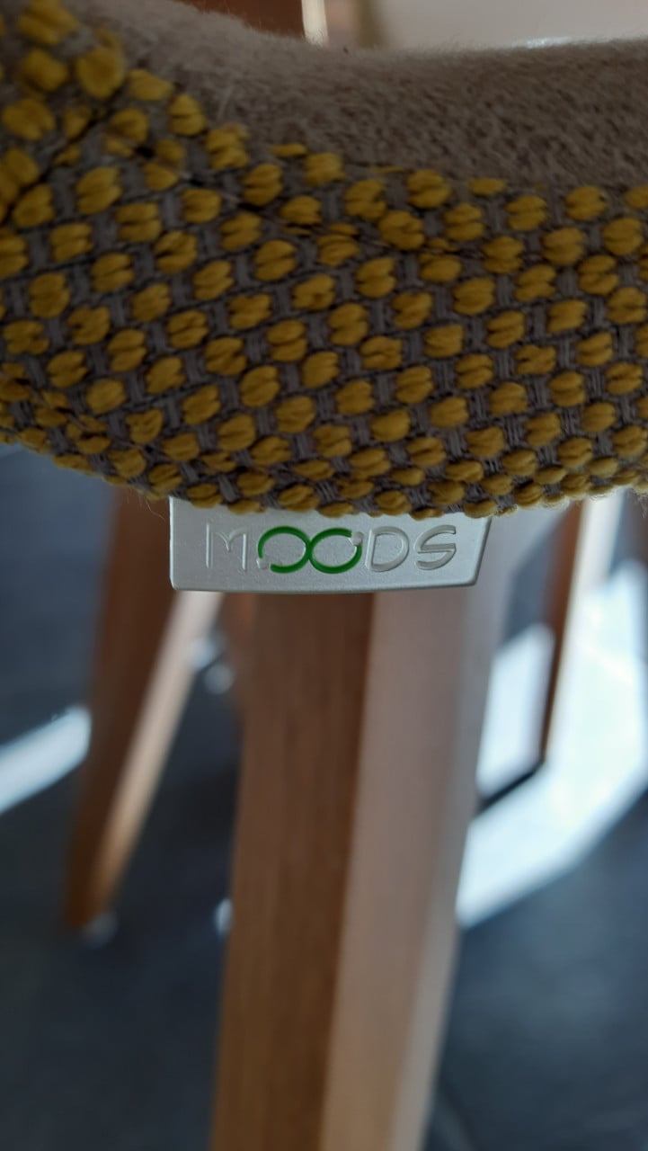 4 fraaie stoelen + teakhouten eettafel