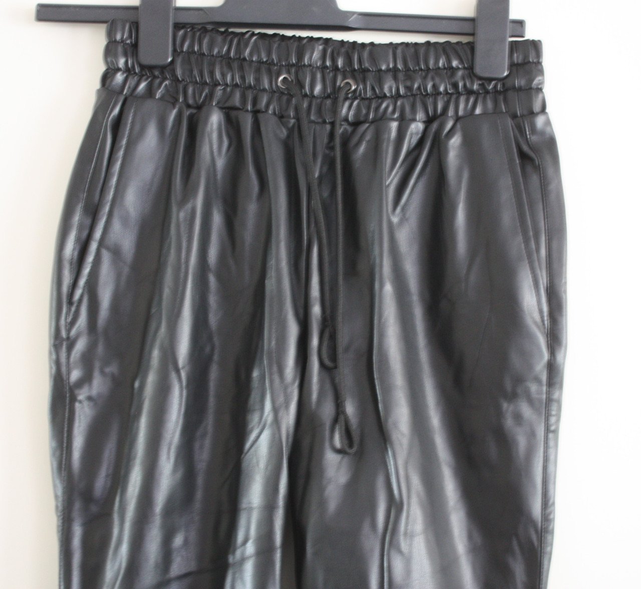 Nieuwe zwarte lederlook broek met elastiek maat xs