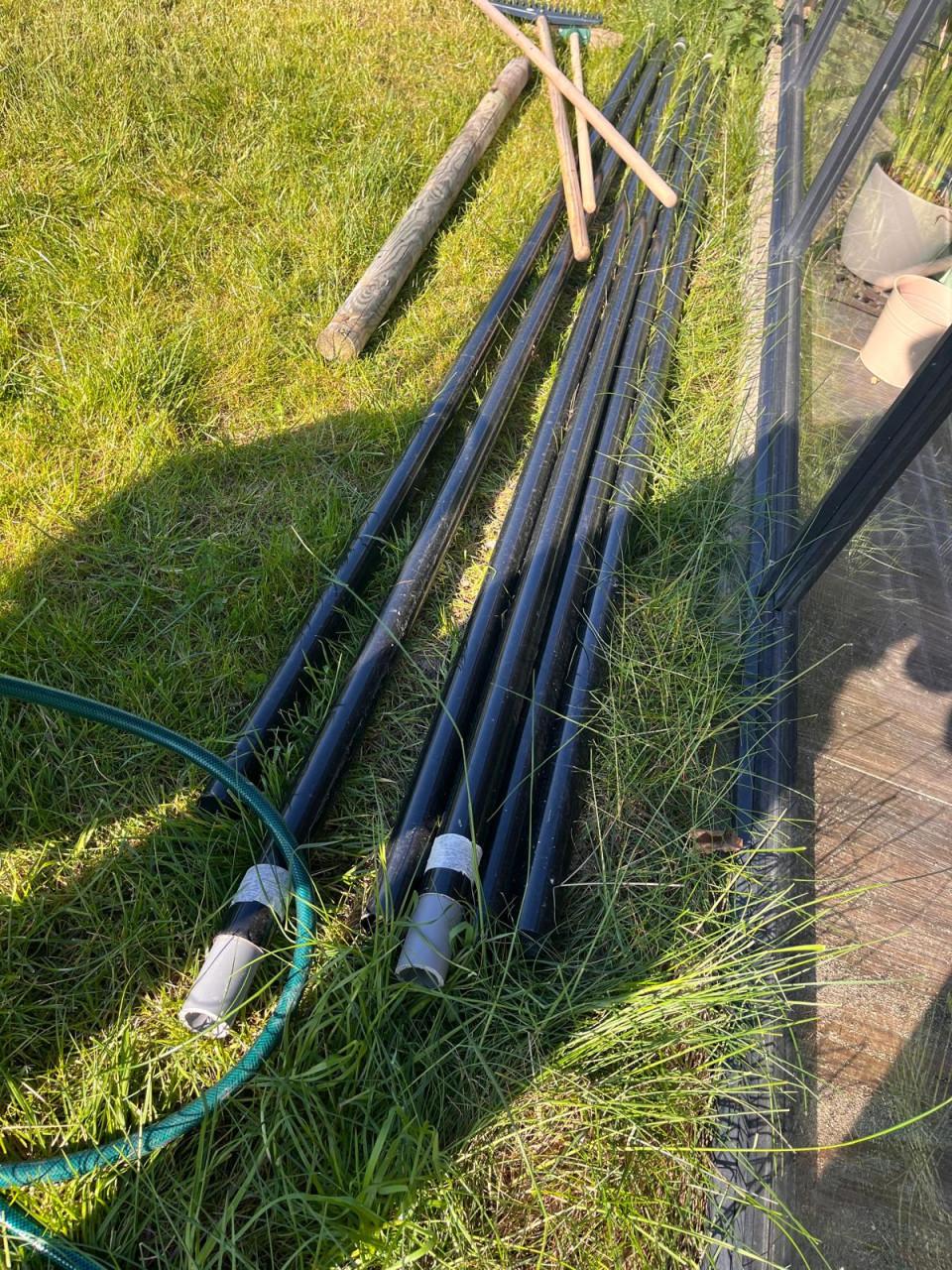 Ruim 50 meter draadhek inclusief palen, in fabrieksverpakking