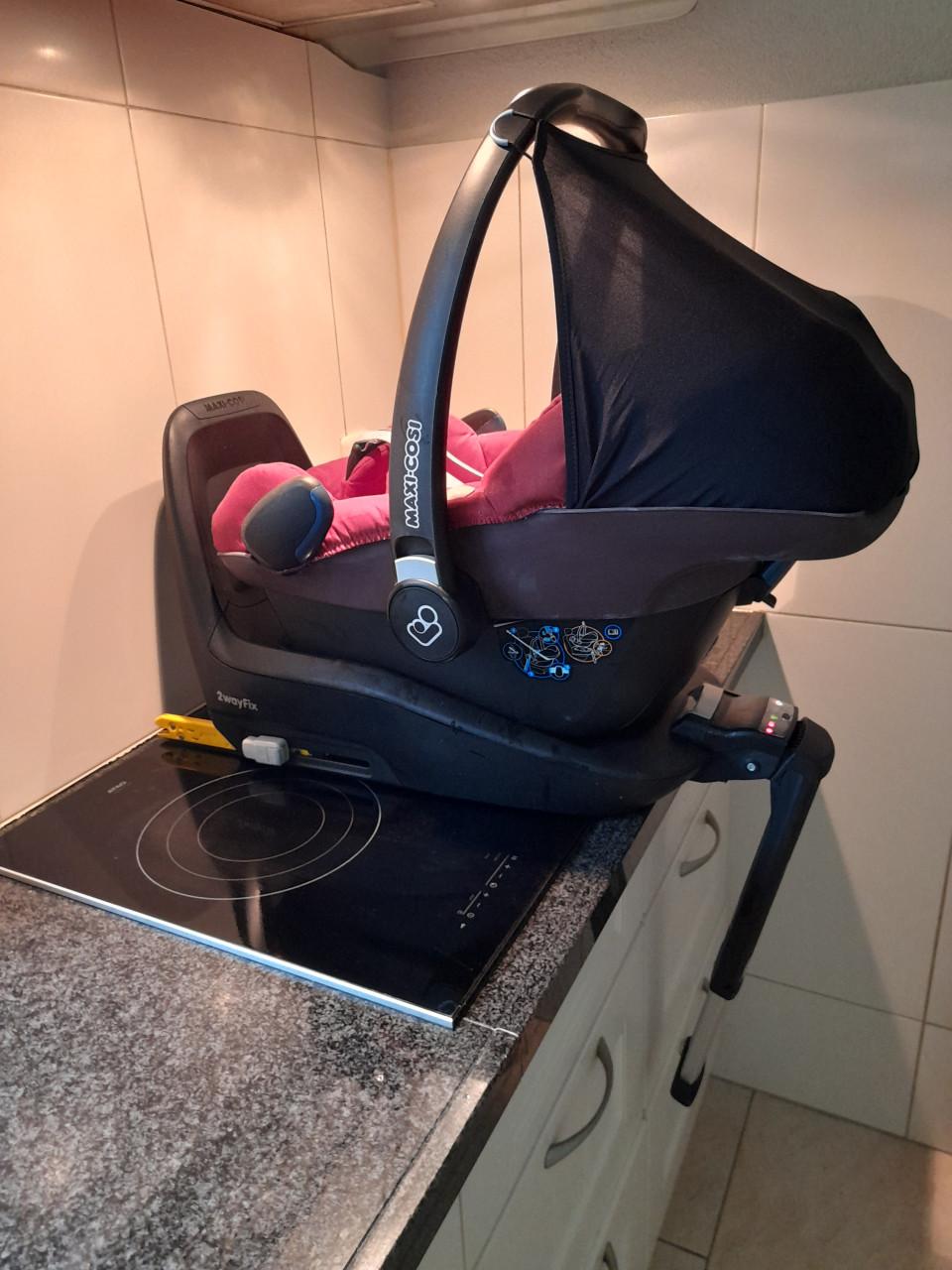 Maxi cosi pebble set met iso fix van 0/9 mnd en 9/18kg (in goede nette st.)