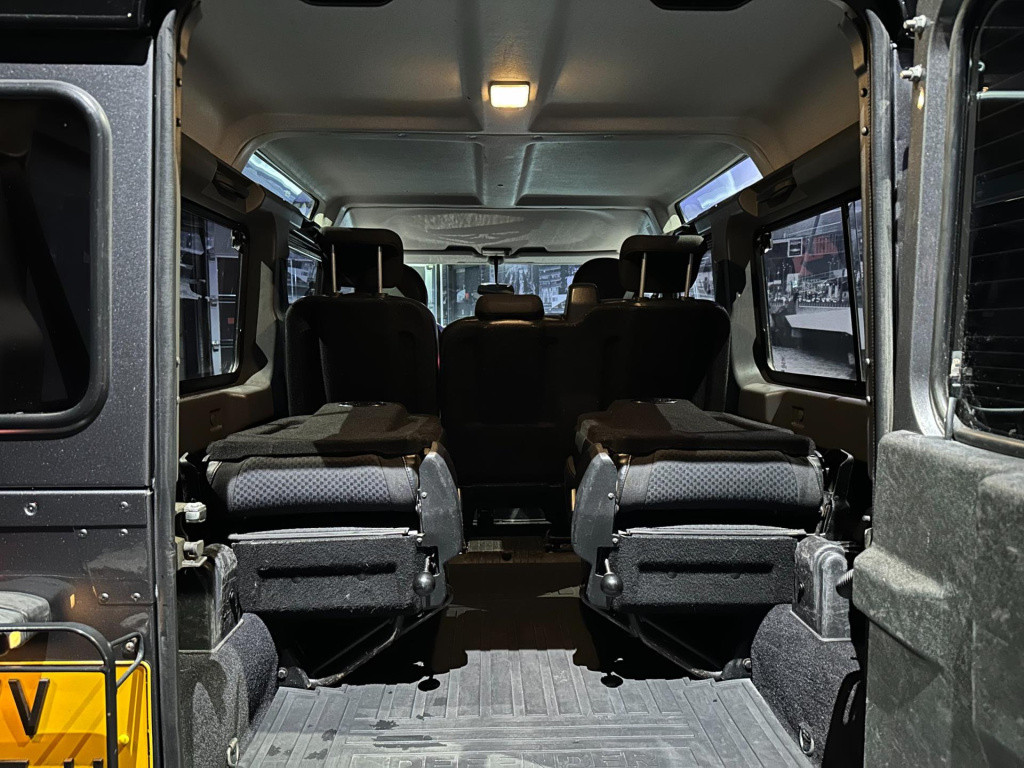 Land Rover Defender 2.4 td 110" x-tech dc *grijs kenteken 7 persoons*