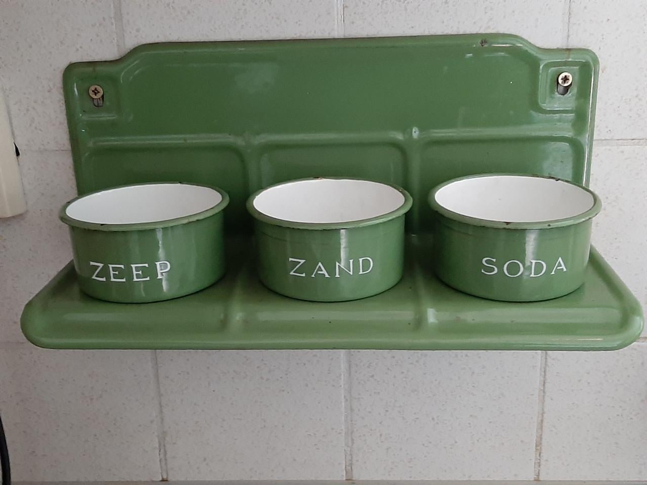 Zeep zand en soda emaile rekje