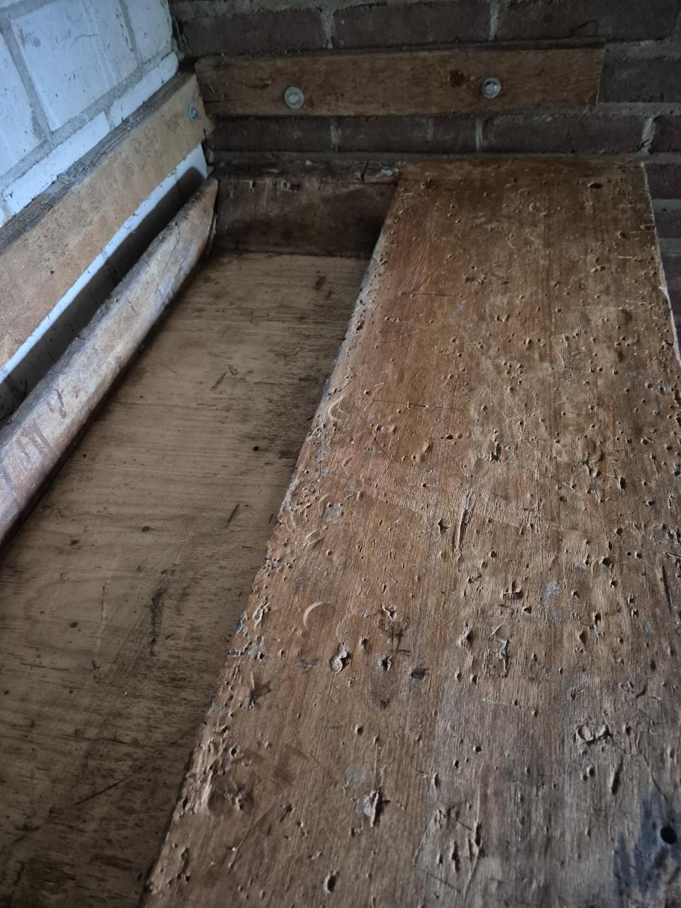 Te koop oude schoolwerkbank hout