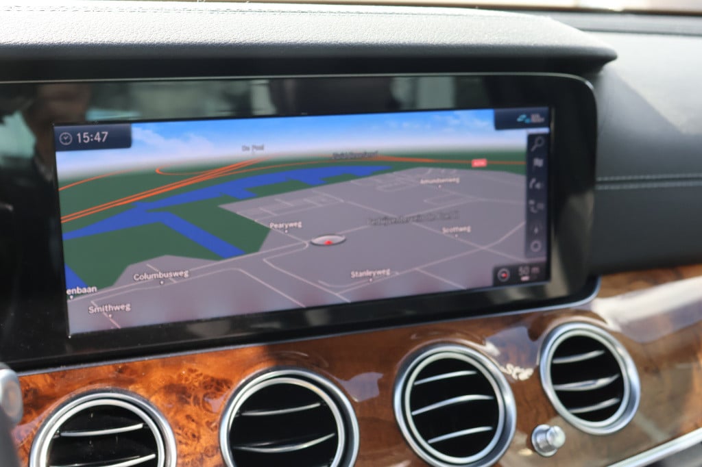 Mercedes-Benz E-Klasse 200 exclusive l airmatic luchtvering l panoramadak l