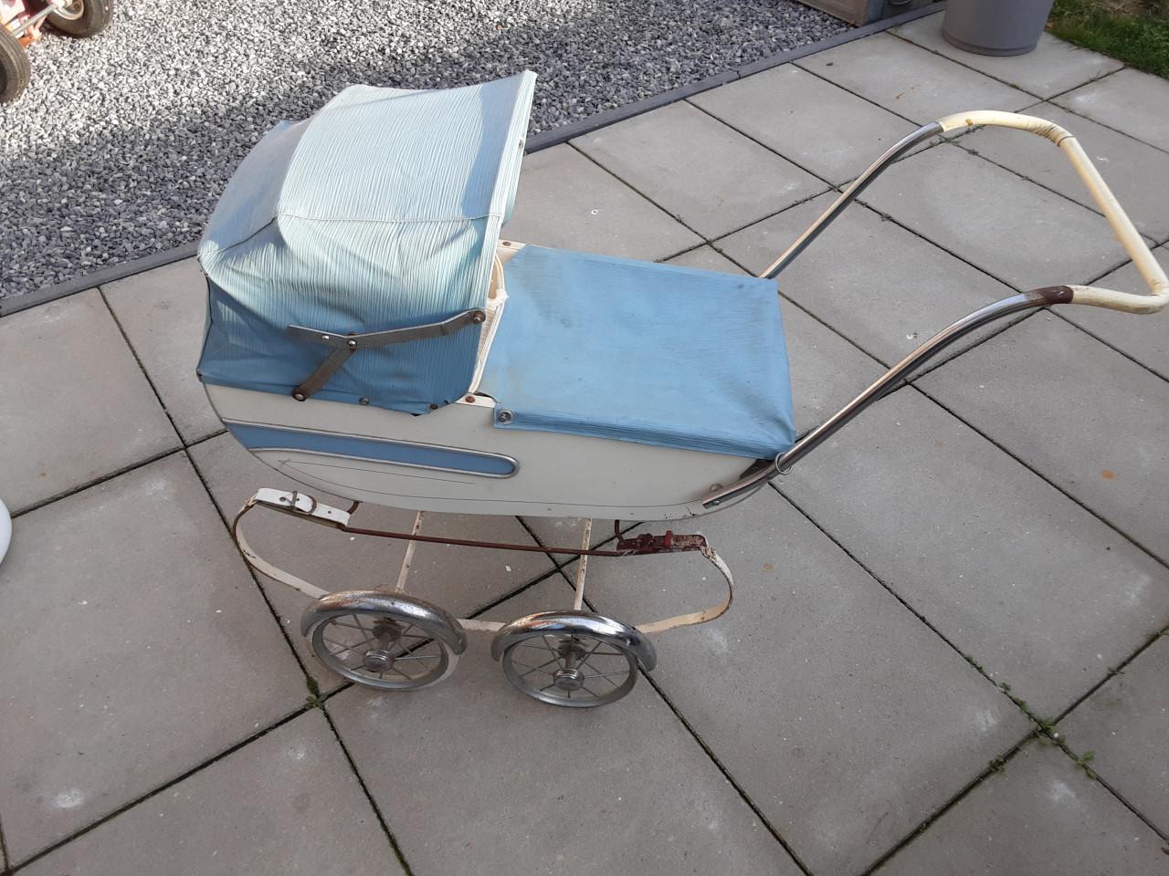 Jaren 50 poppenwagen  mag weg voor 10 euro