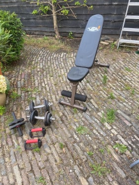 Krachttraining bankje, verstelbare dumbells en andere attributen