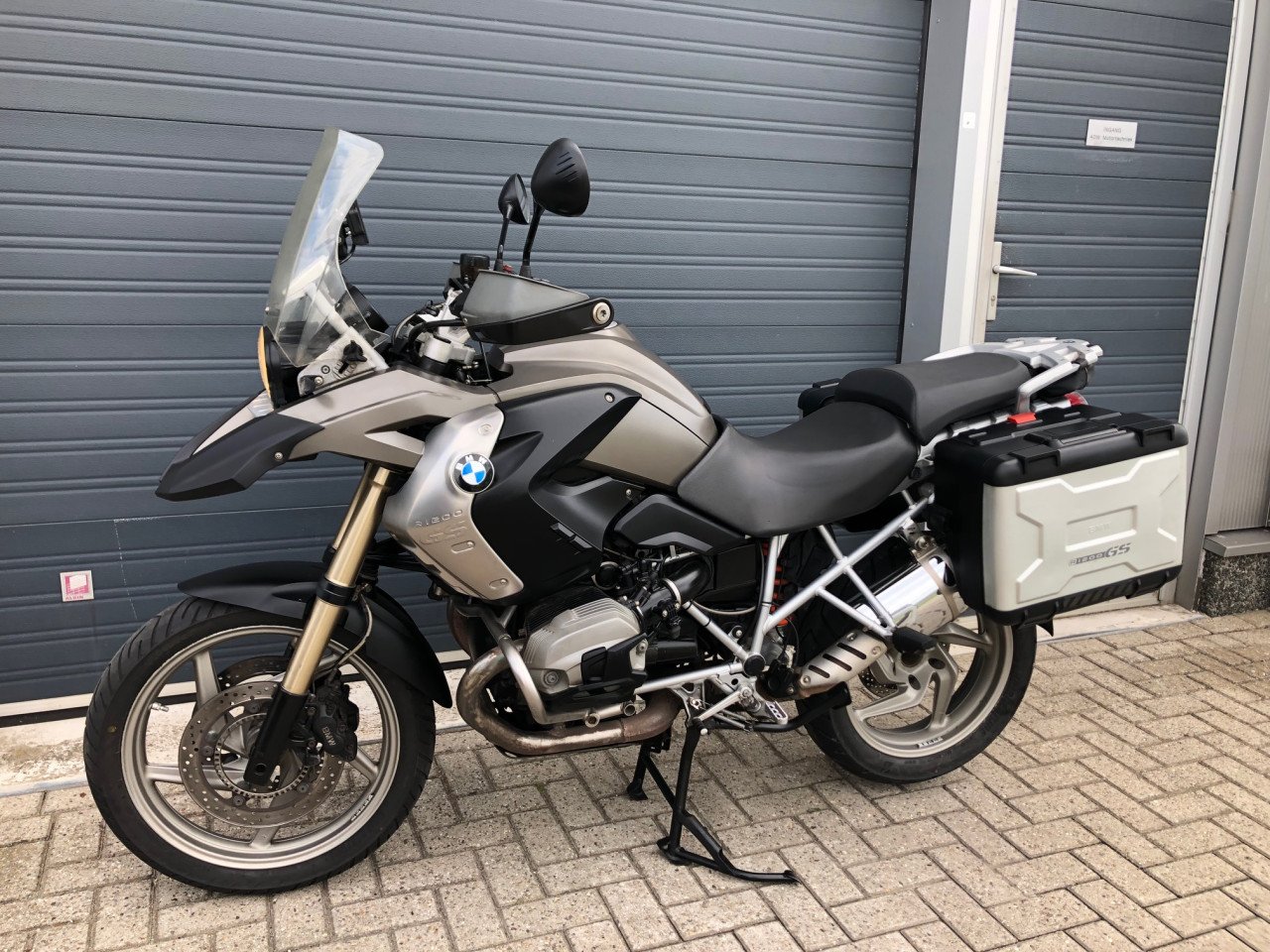 BMW R1200GS. 2010 met 142 dkm, ABS, valbeugel, zijkoffers rijklaar €5250,-