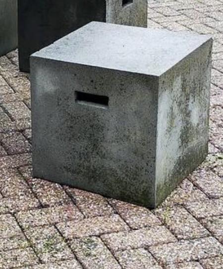 Betonnen zit kubus te koop gevraagd
