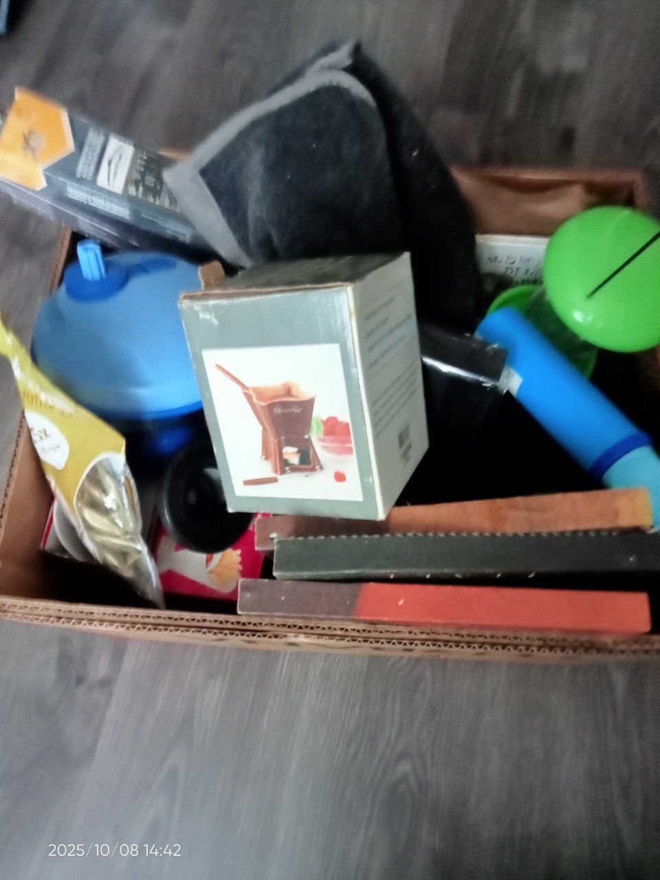 Bananendoos vol met spullen