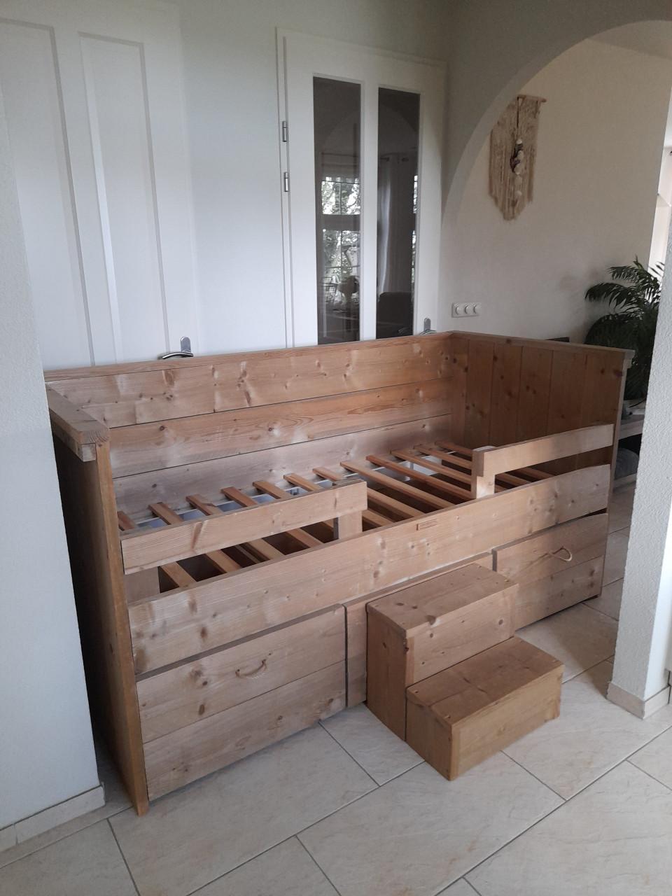 Van Londen steiger houten bed 90 x 200 met 3 laden (in goede nette staat )