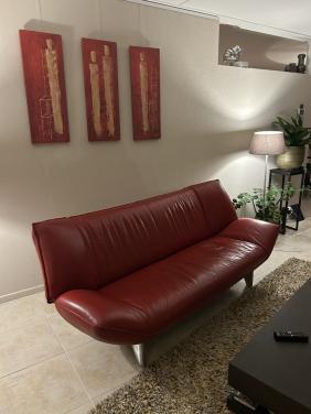 Rode leren bank merk Leolux model TANGO