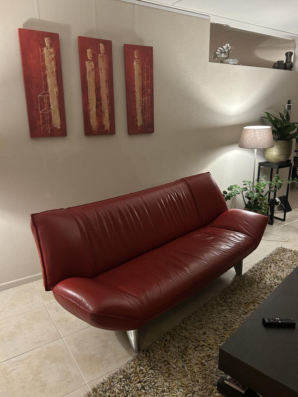 Rode leren bank merk Leolux model TANGO