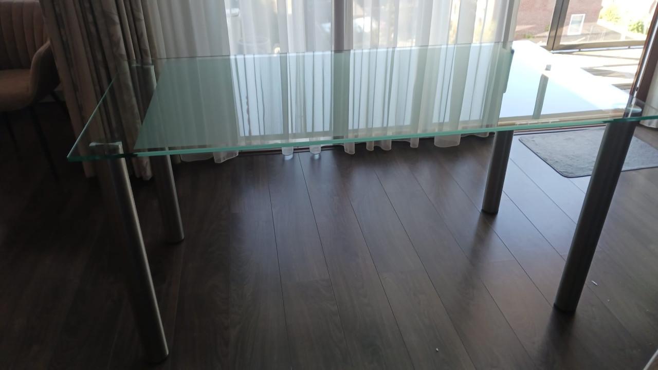 Glazen eettafel