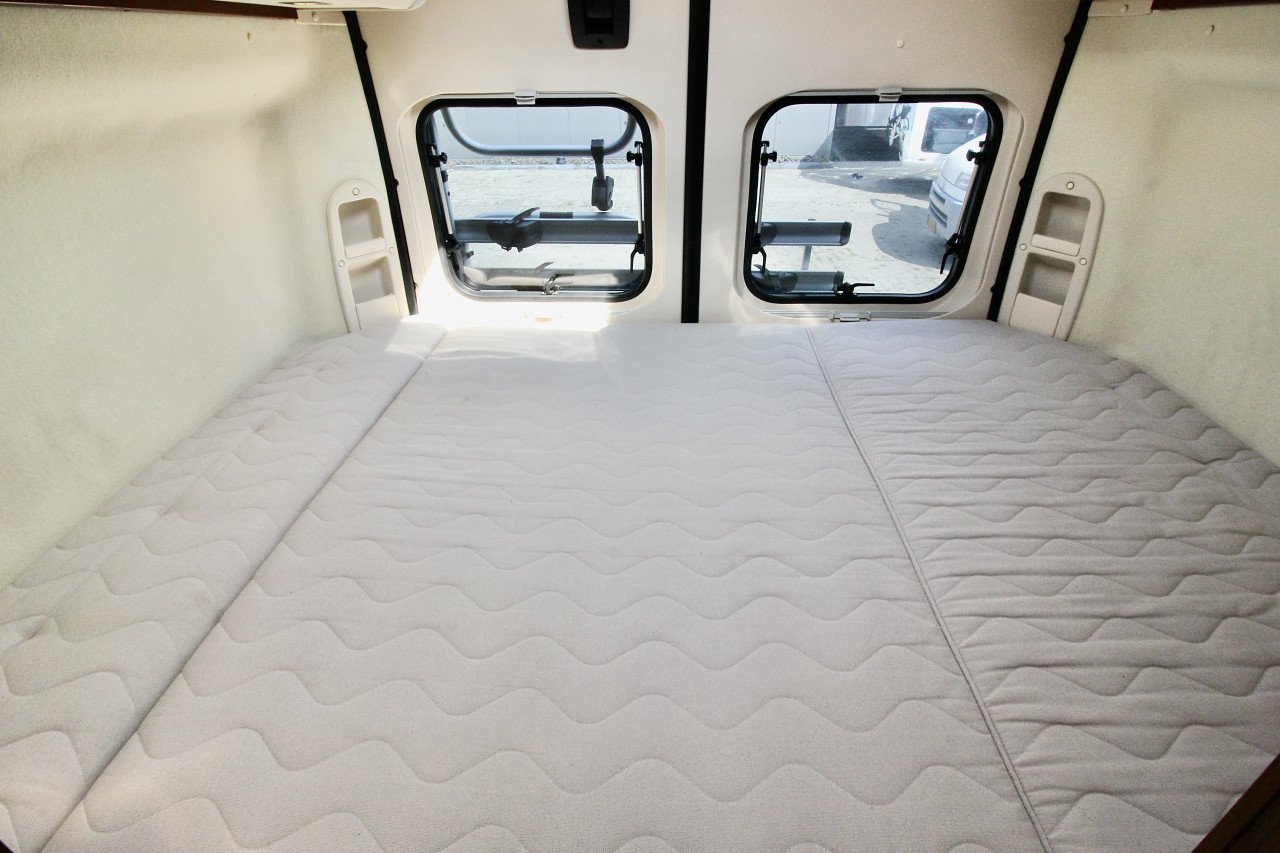 Adria Twin 600SPT (Vast bed,Eerste eigenaar, 19.000KM , Als nieuw!!!)