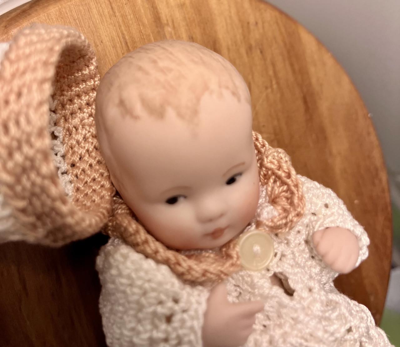 Porseleinen baby meisje