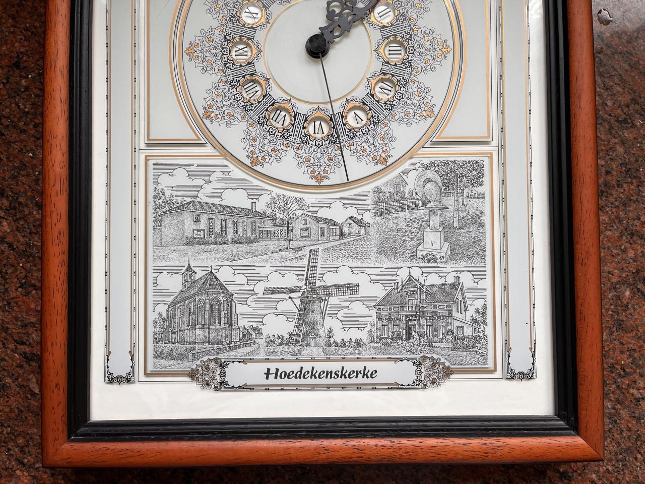 Wandklok met dorpsgezichten Hoedekenskerke