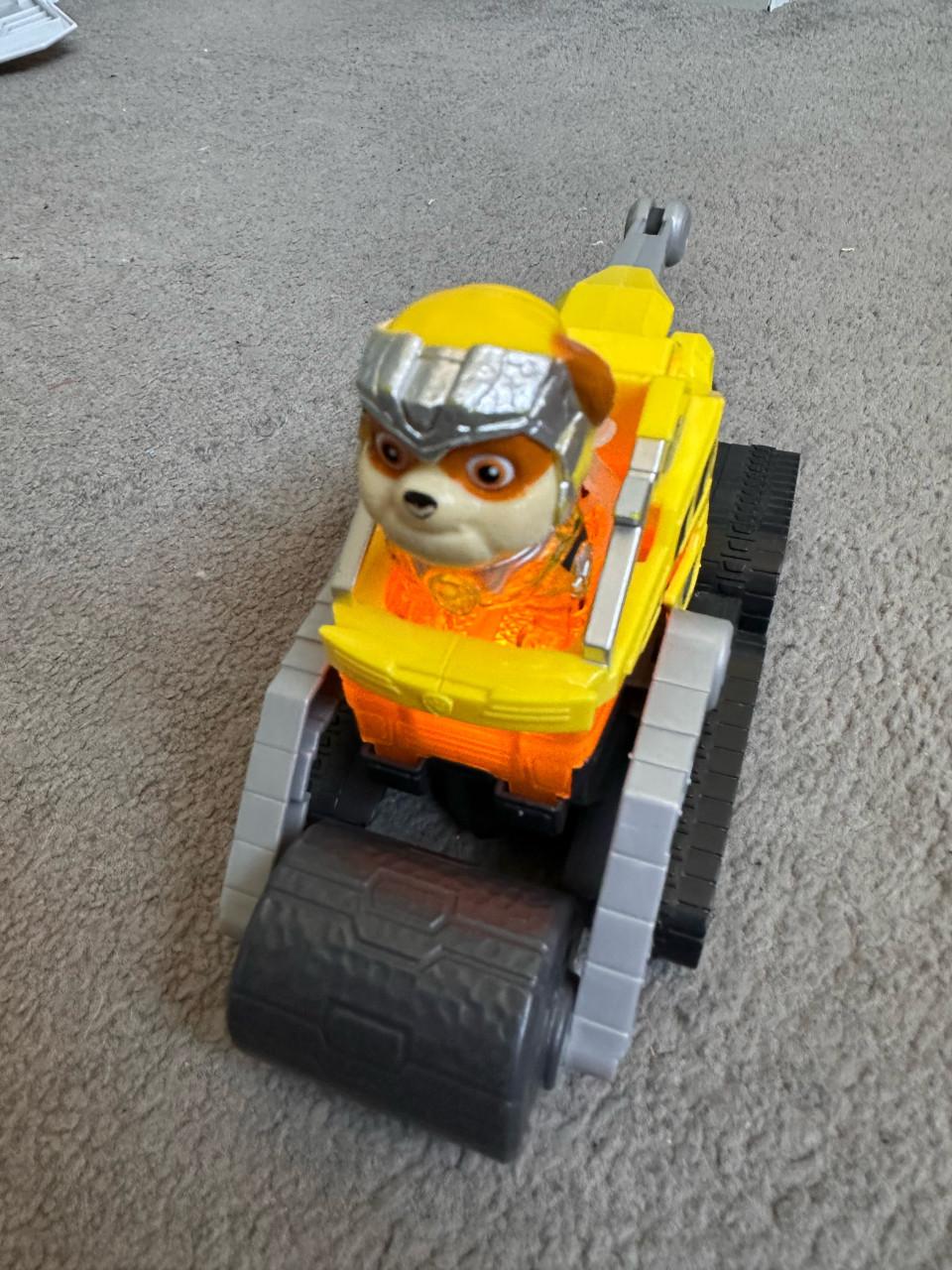 Paw patrol vliegdekschip hoofdkwartier met voertuigen en pups