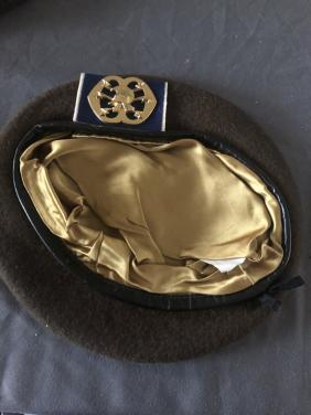 Legerbaret met embleem