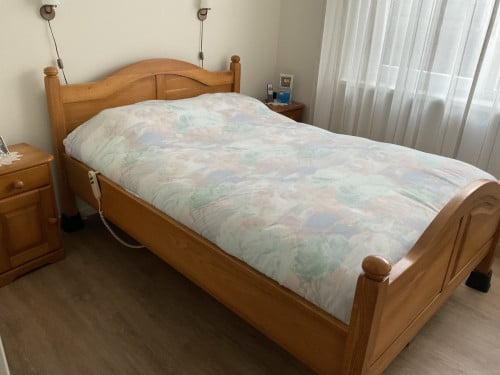 Tweepersoonsbed 140x200 inclusief nachtkastjes