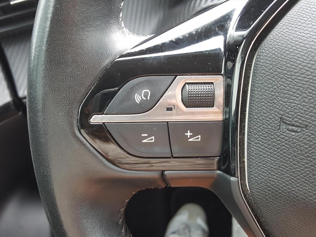 Peugeot E-2008 ev 50kwh 136pk allure pack apple carplay &android auto | nav