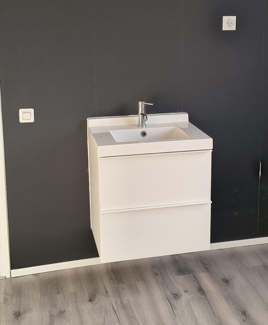 Wastafel met onderkast en kraan