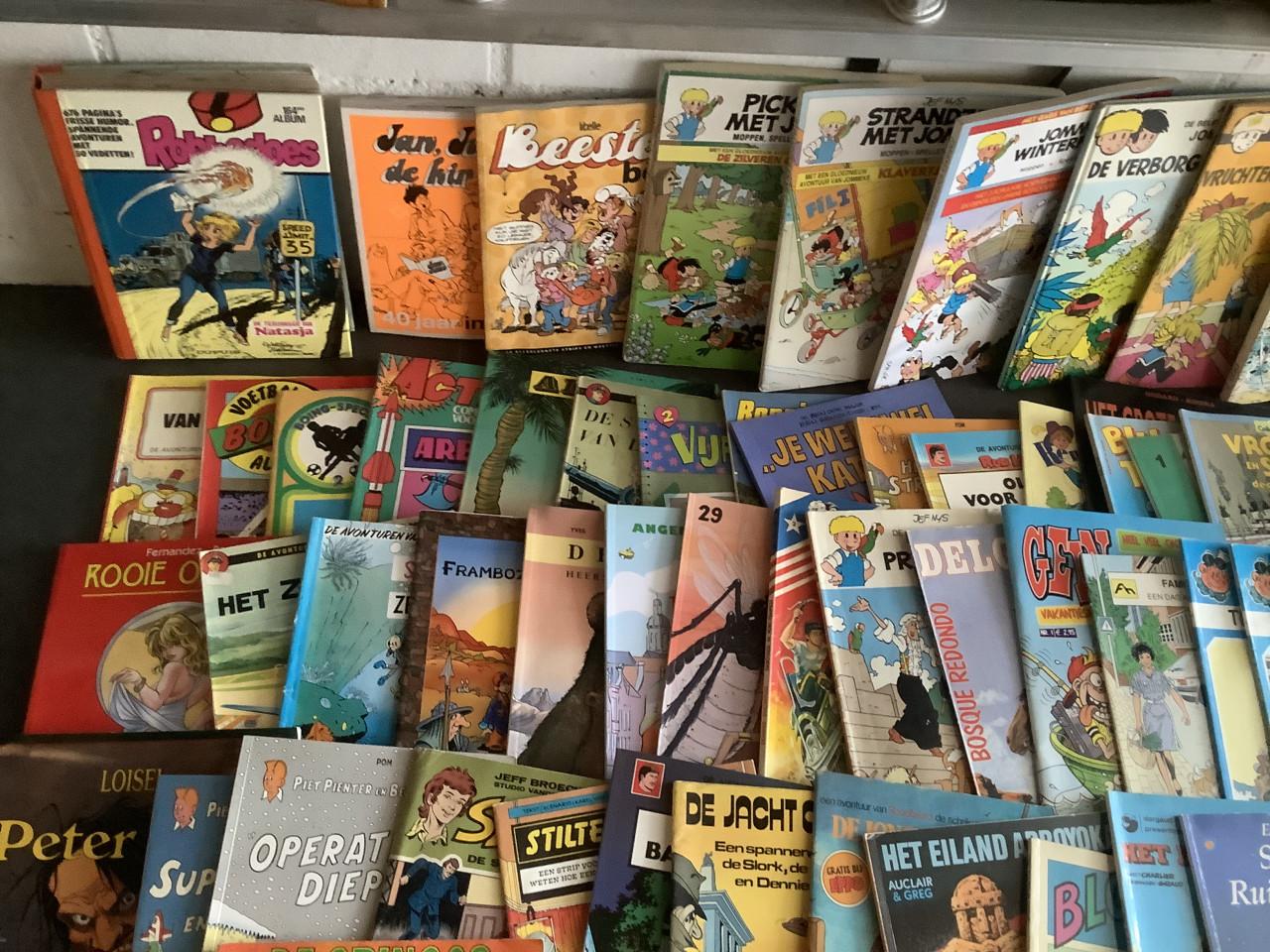 Stapeltje van ca. 100 stripboeken te koop aangeboden. Alles voor €40,00