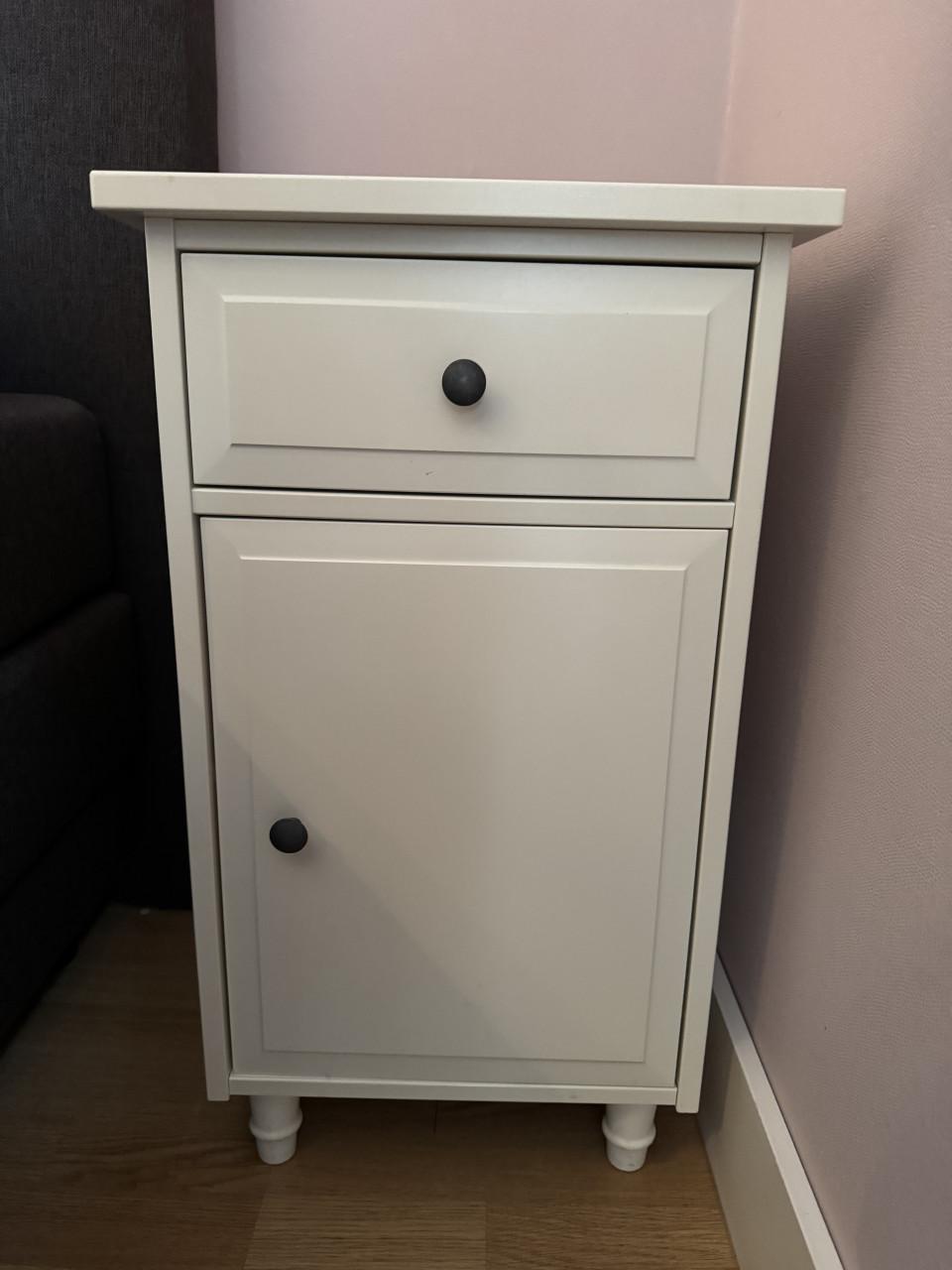 Ikea meubelen Hemnes serie: kledingkast, nachtkastje, bureau, ladekast